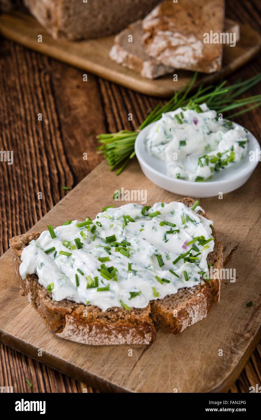 Fetta di pane con ricotta alle erbe (dettagliate di close-up shot) Foto Stock