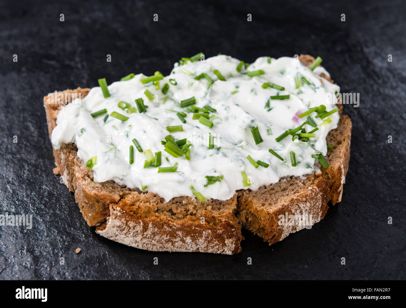 Fetta di pane con ricotta alle erbe (dettagliate di close-up shot) Foto Stock