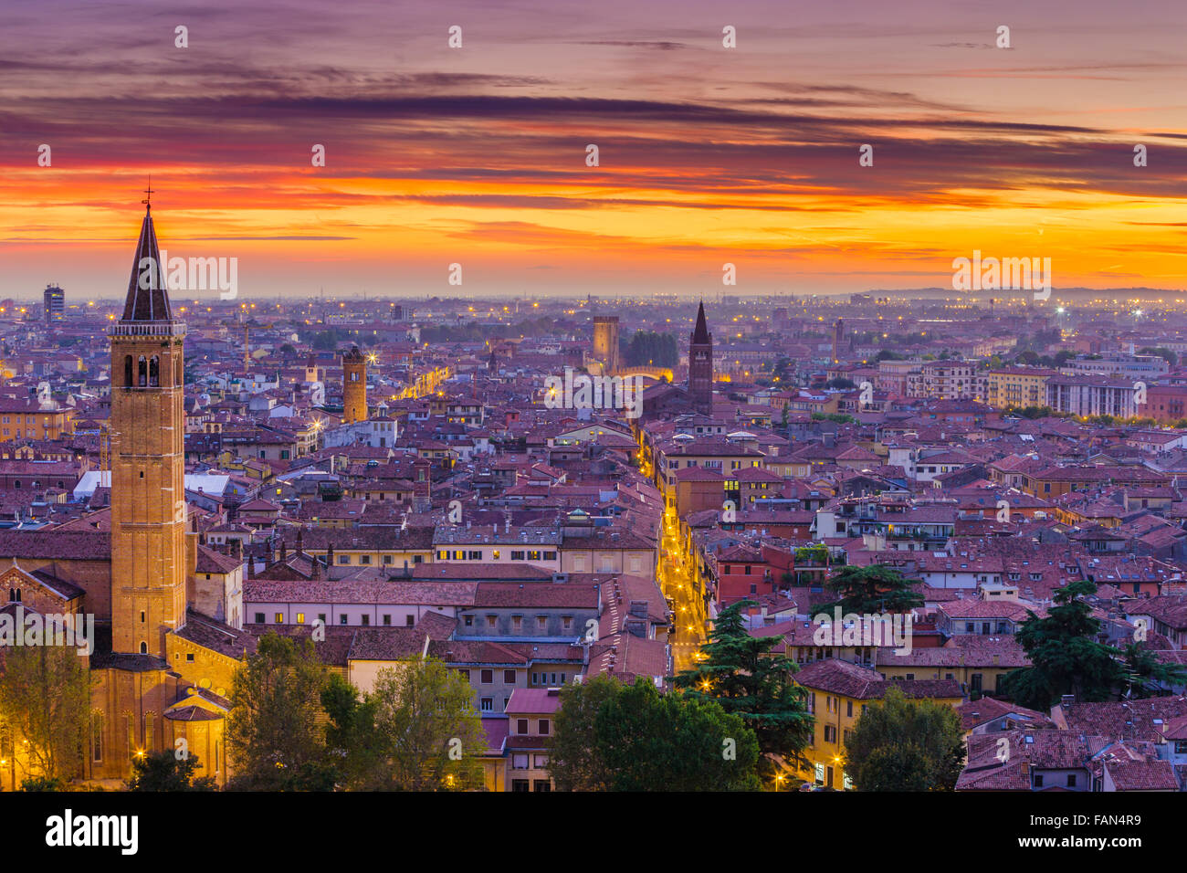 Vista al tramonto dalla cima di Piazzale Castel San Pietro, Verona Foto Stock
