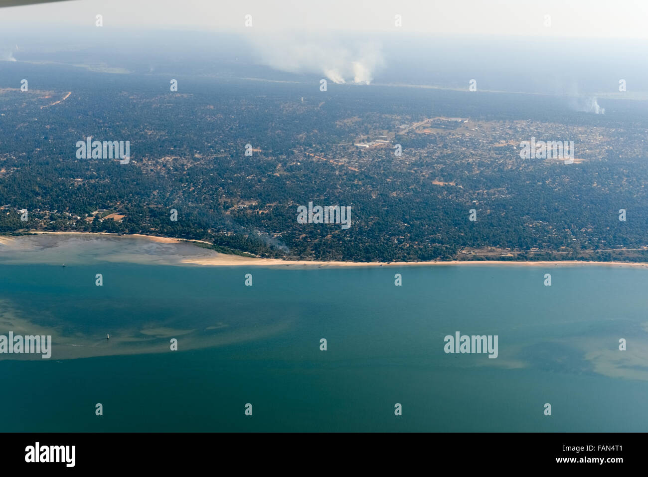 Vista aerea della costa della provincia di Inhambane in Mozambico. Foto Stock