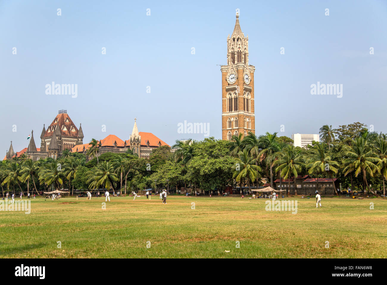 MUMBAI, India - 10 ottobre 2015: Unidentified persone giocare sqiash dal Rajabai Clock Tower a Mumbai. Tower è stata completata una Foto Stock