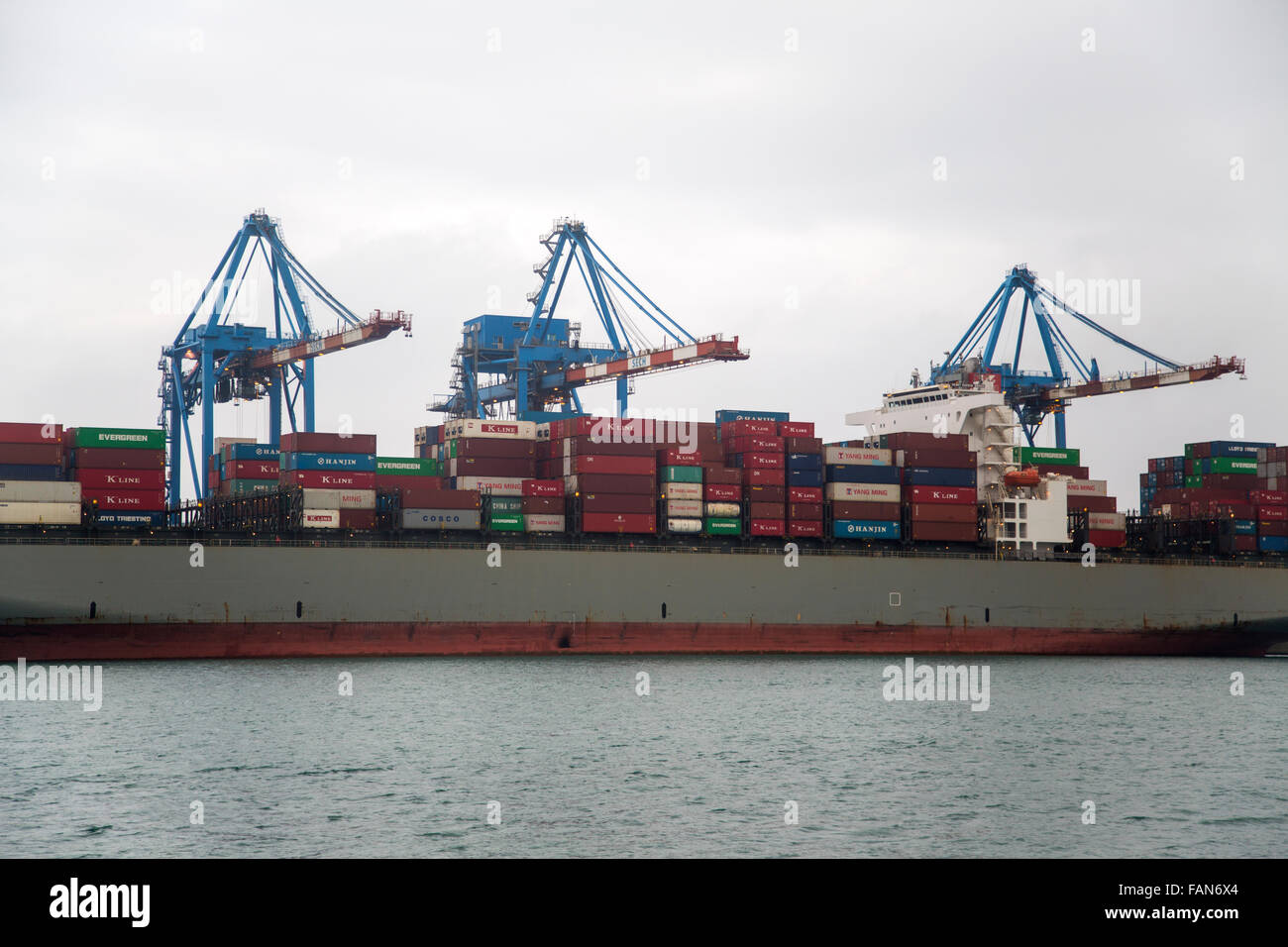 Genova, Italia - 2 Maggio 2015: nave da carico al porto di Genova in Italia. Il porto di Genova è un importante porto italiano sul Mediterraneo Foto Stock