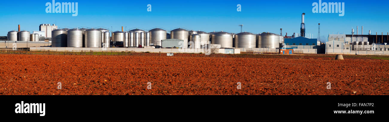 Panorama dell'industria impianto con serbatoi s a sunny day time Foto Stock