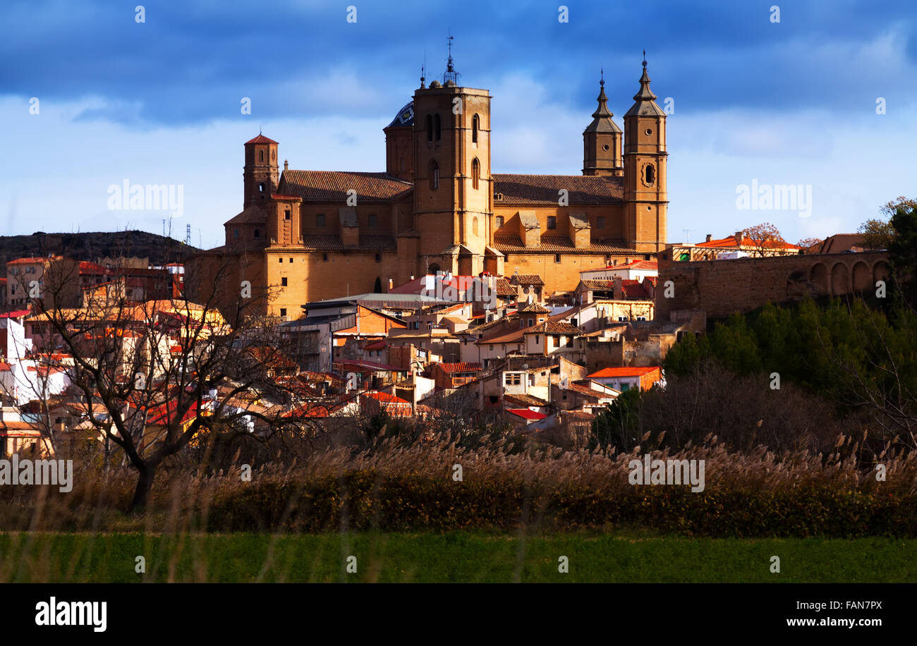 Vista giorno di Santa Maria la Mayor chiesa ad Alcaniz. Aragona, Spagna Foto Stock