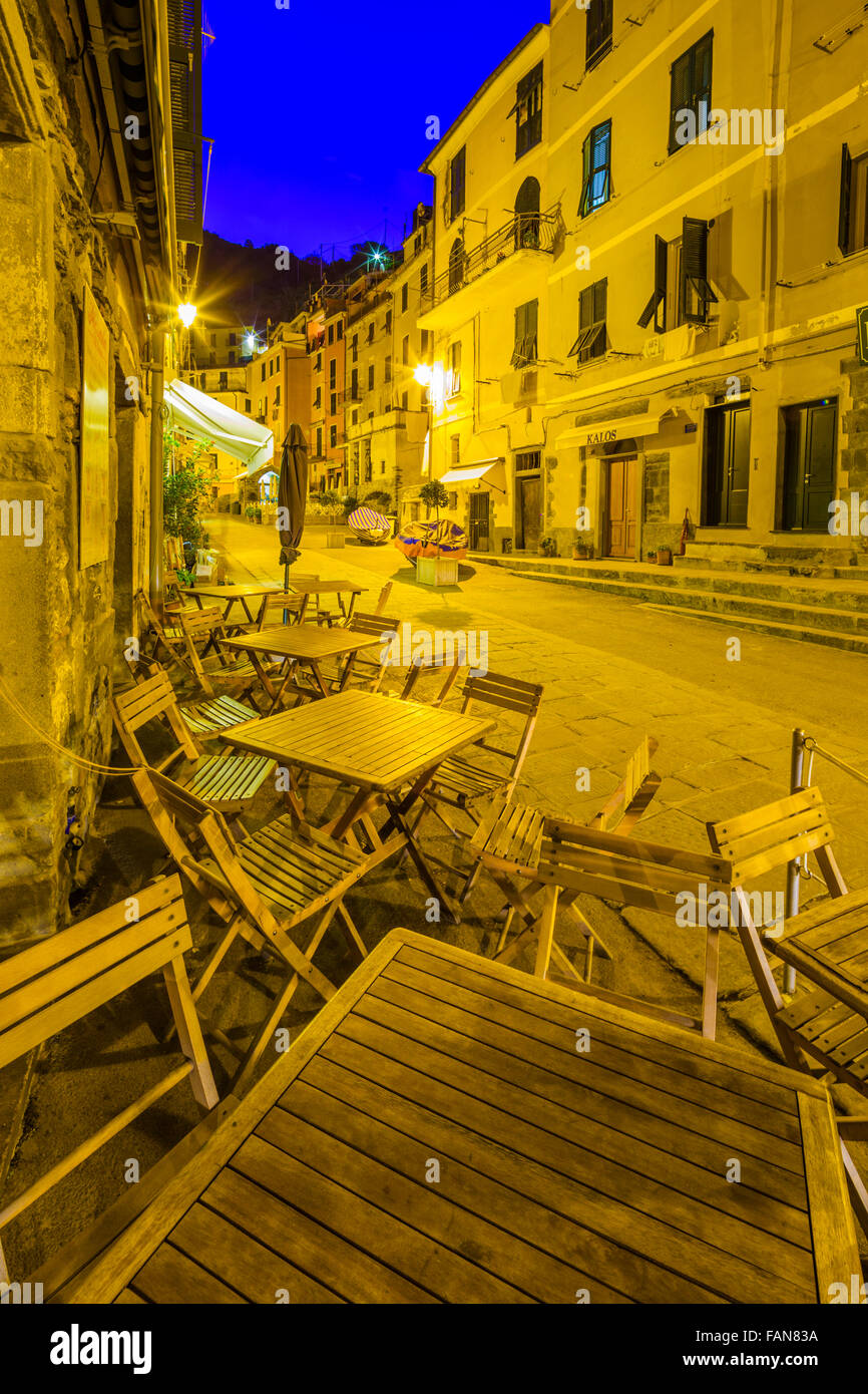 Cafe tabelle pre alba a Vernazza, Itally Foto Stock