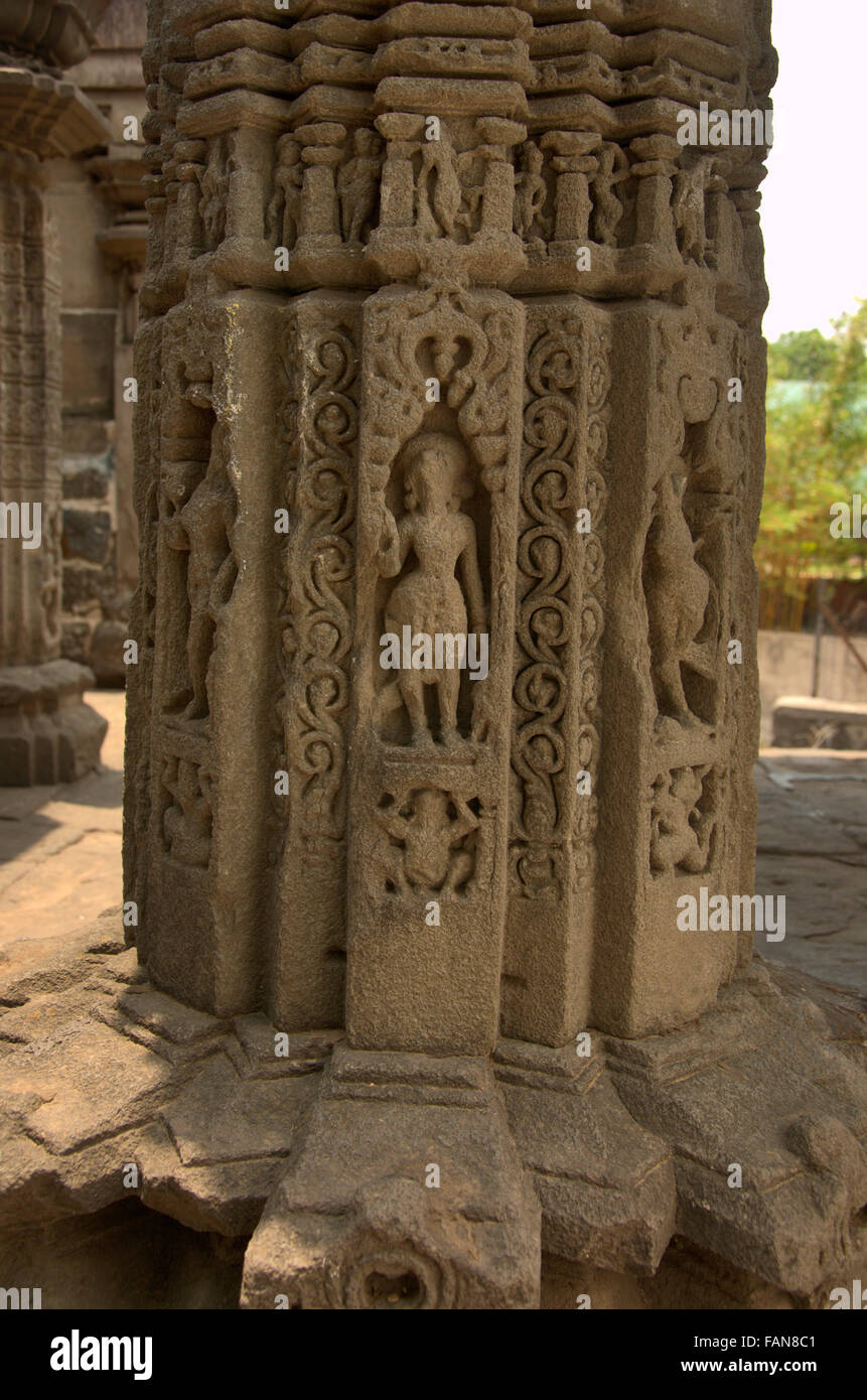 Colonne scolpite, aeshvar o aishwaryeshvar tempio, sinnar, Maharashtra, India Foto Stock