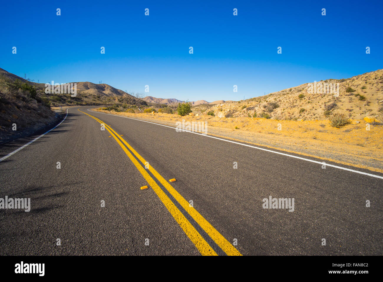 Strada accumulato nel giro nel deserto di Mojave del sud-ovest americano. Foto Stock