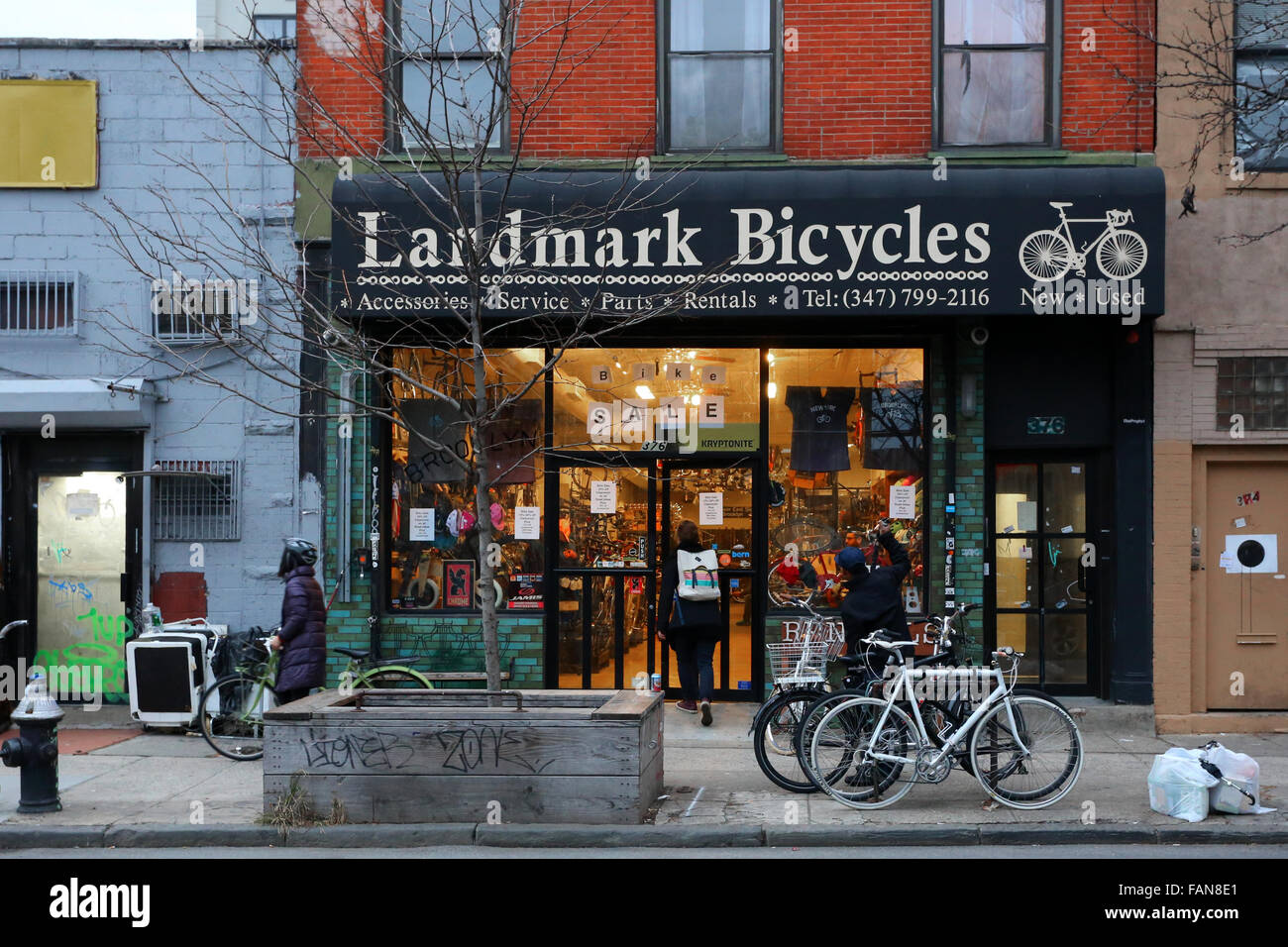 Biciclette Landmark, 376 Bedford Ave, Brooklyn, New York. Foto del negozio di New York di un negozio di biciclette a williamsburg. Foto Stock