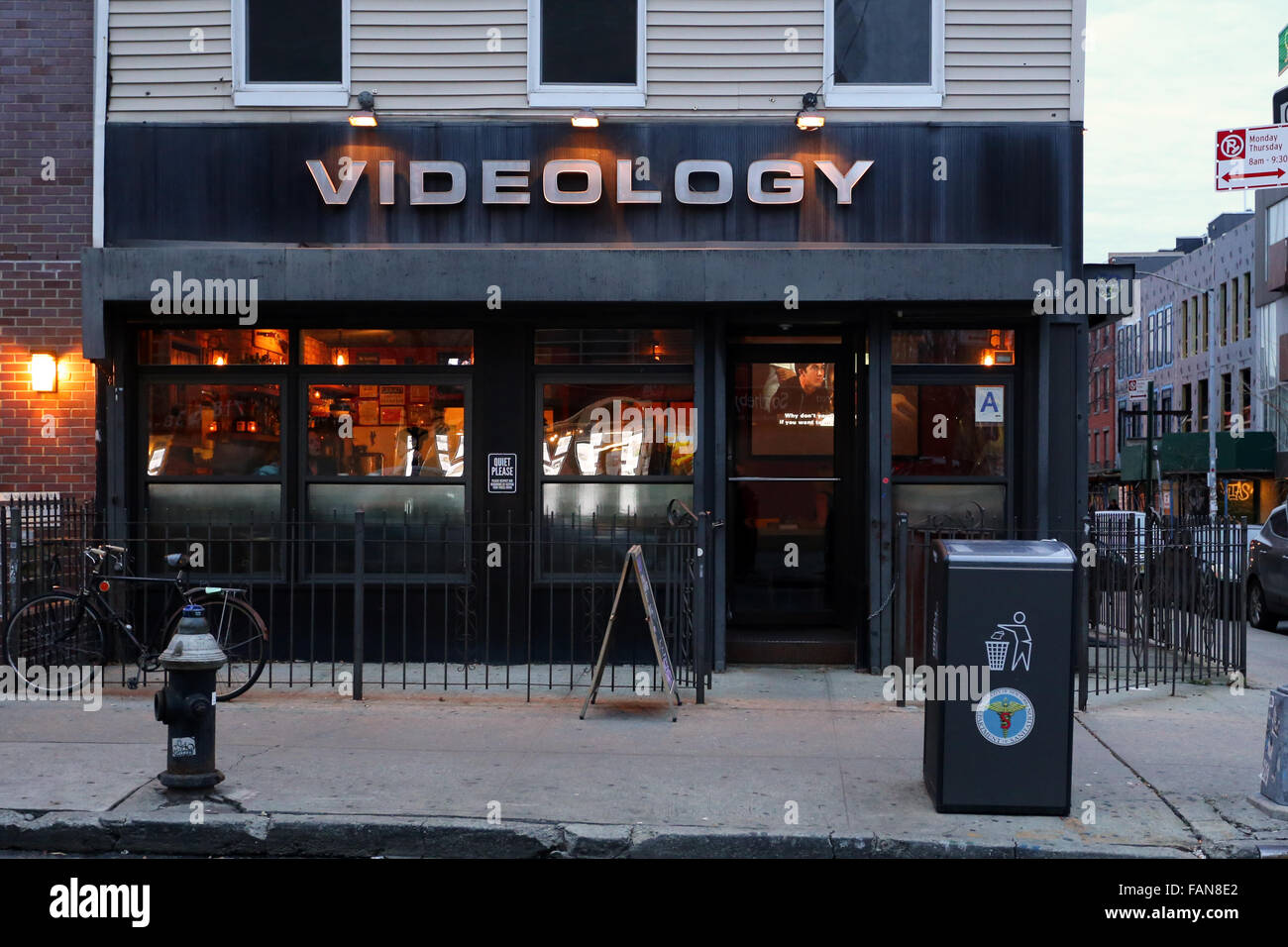 [Storefront storico] Videology, 308 Bedford Ave, Brooklyn, New York. Foto del negozio di New York di un bar a Williamsburg Foto Stock