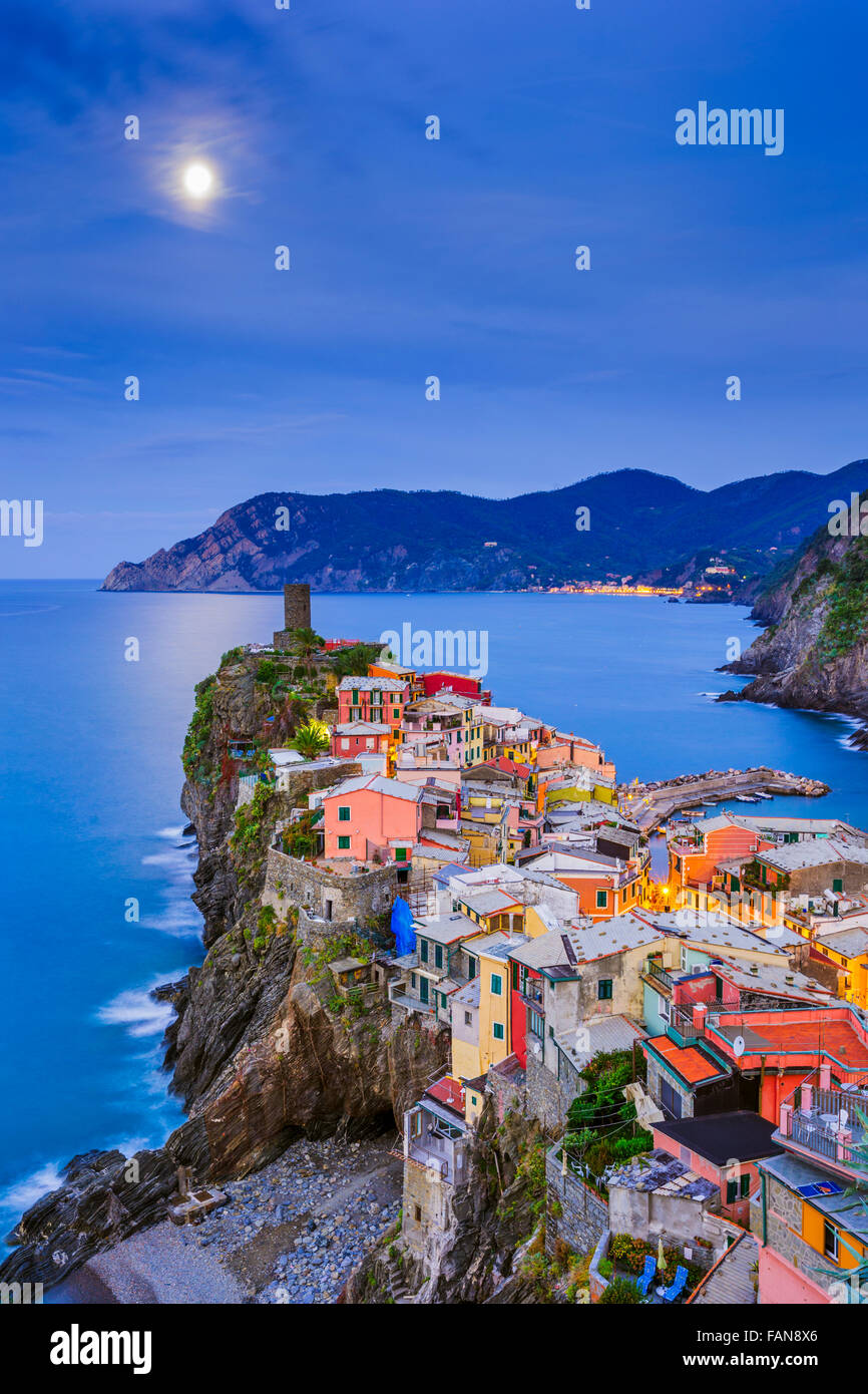 Pre alba vista di Vernazza harbor, Castello Doria e vista di Monorossa in distanza, Italia Foto Stock