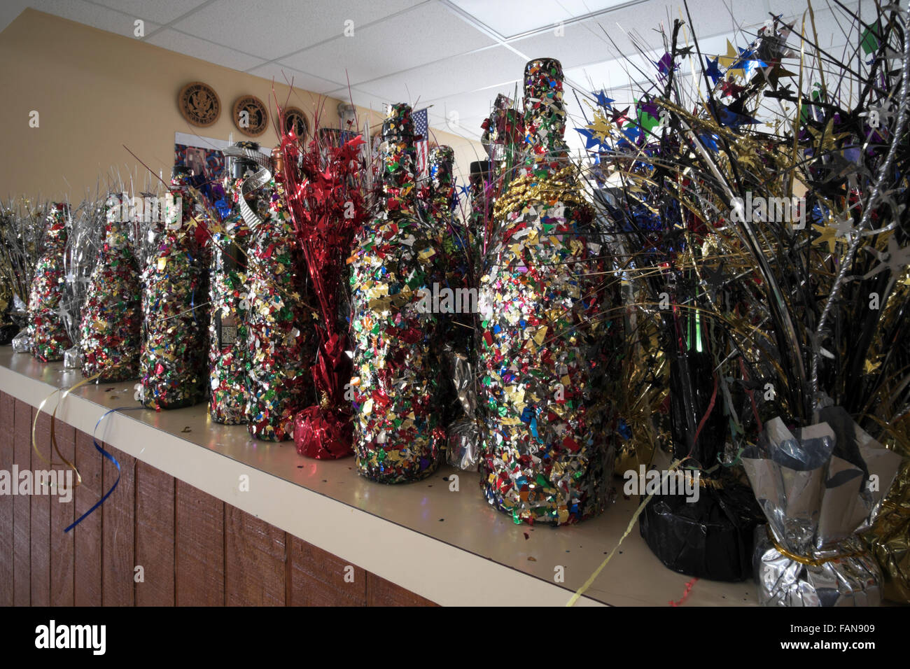 Bottiglie decorate con glitter per il nuovo anno celebrazione. Foto Stock