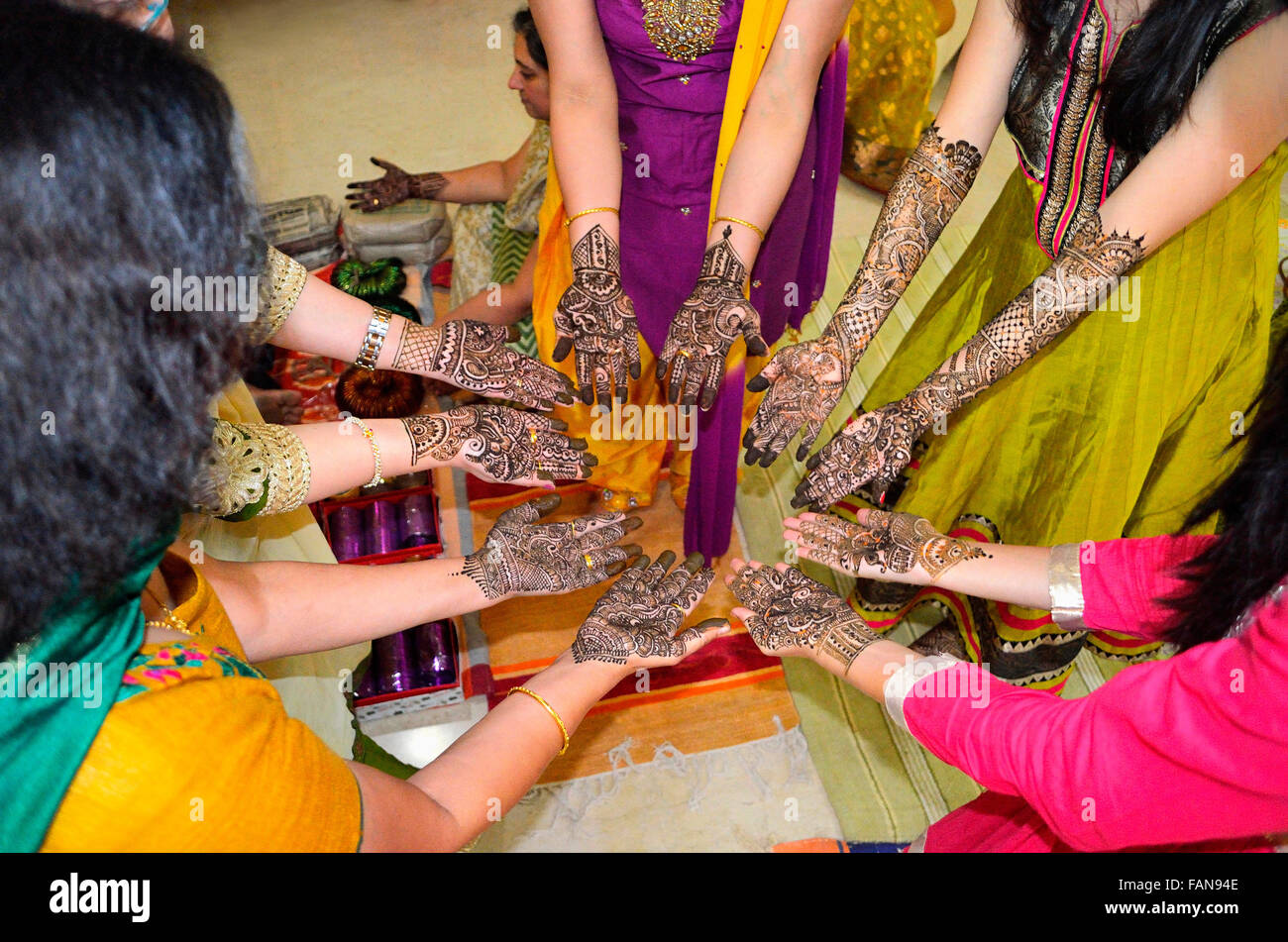 Mehendi sulla sposa con le mani in mano. Pune, Maharashtra. Foto Stock