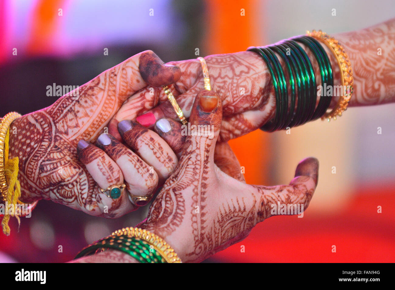Madre-in-legge mettendo su oro bangals alla sposa di Pune, Maharashtra, India Foto Stock