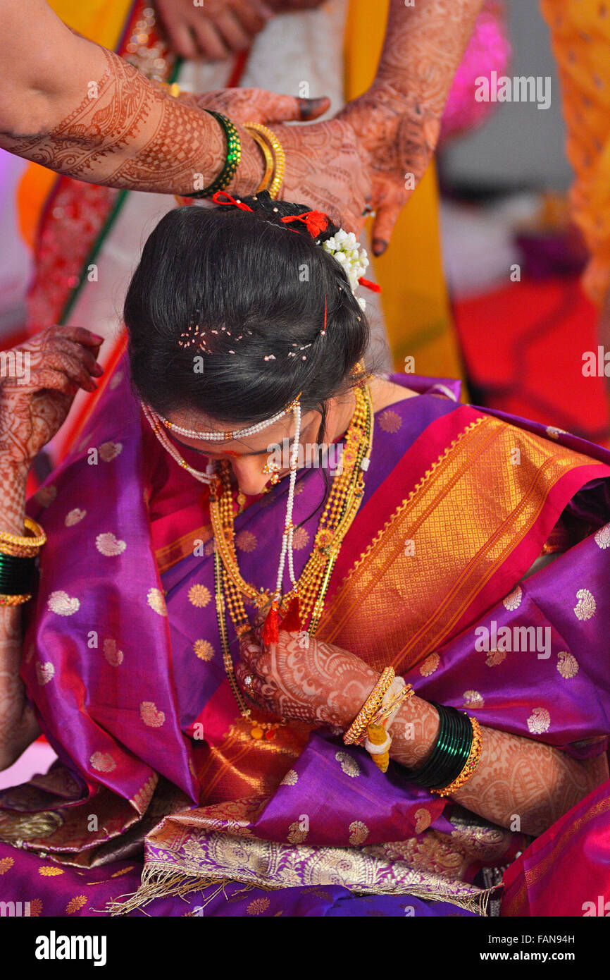 Madre-in-legge la legatura collana in oro sulla sposa in sari di Pune, Maharashtra, India Foto Stock