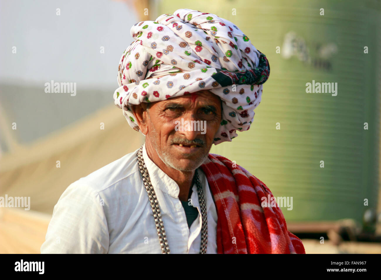 Close up di un uomo di Rajasthani con turbante. Pushkar, Rajasthan Foto Stock