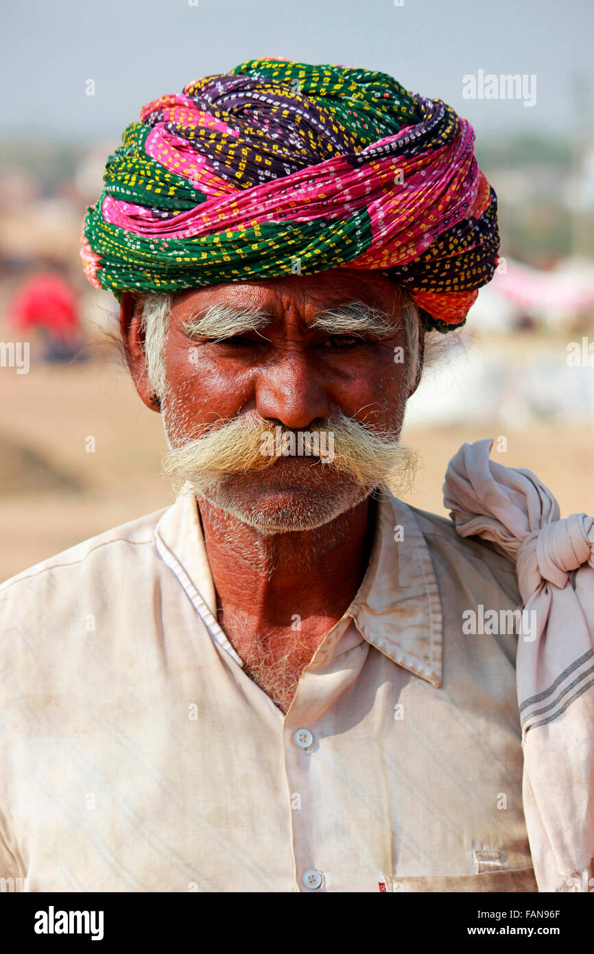 Rajasthani uomo con turbante decorativo closeup. Pushkar, Rajasthan, India Foto Stock