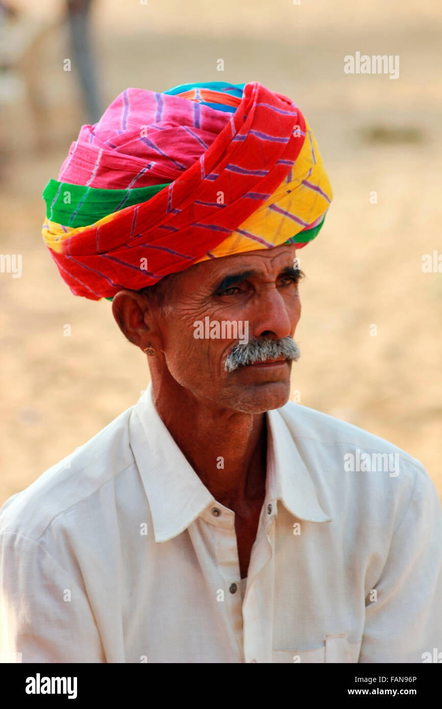 Rajasthani uomo con turbante decorativo closeup. Pushkar, Rajasthan, India Foto Stock