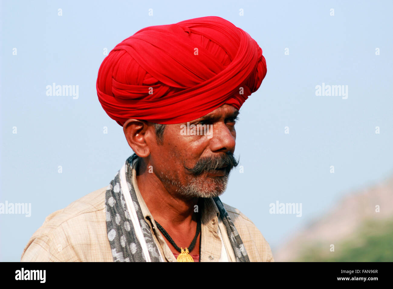Rajasthani uomo con turbante rosso vicino. Pushkar, Rajasthan, India Foto Stock
