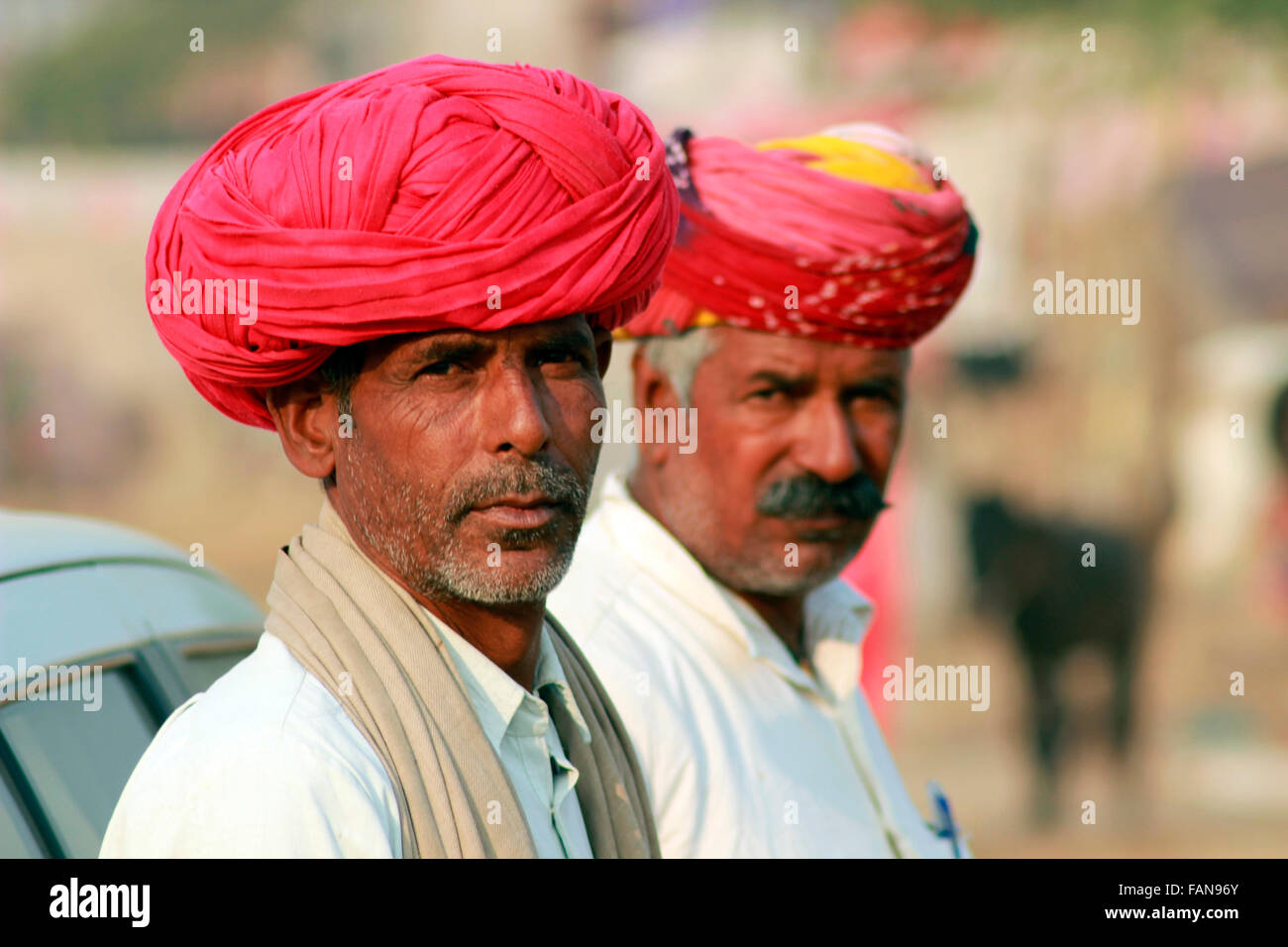 Rajasthani uomini con turbante rosso. Pushkar, Rajasthan Foto Stock