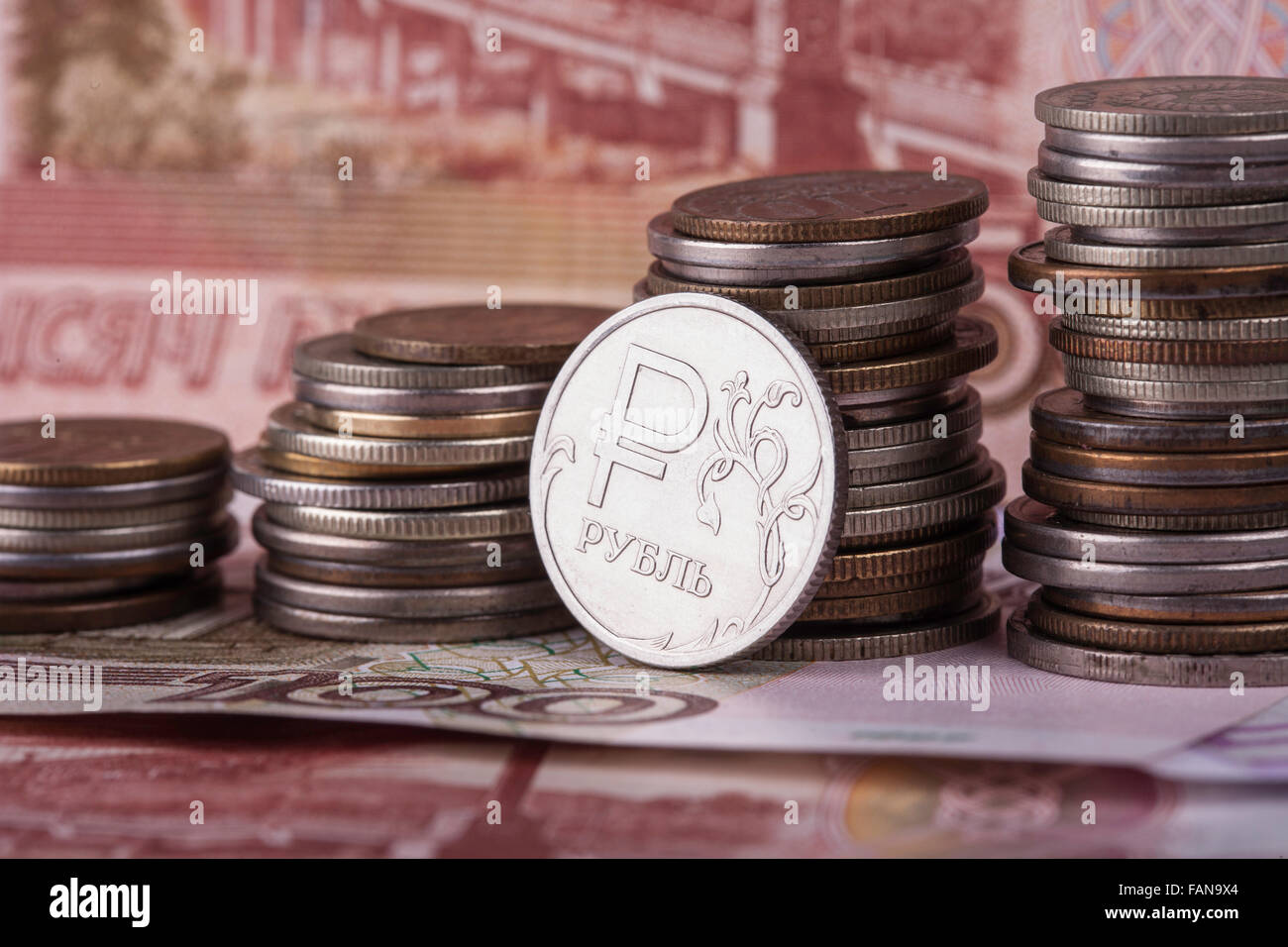 Moneta rublo sullo sfondo delle banconote e denaro pile Foto Stock
