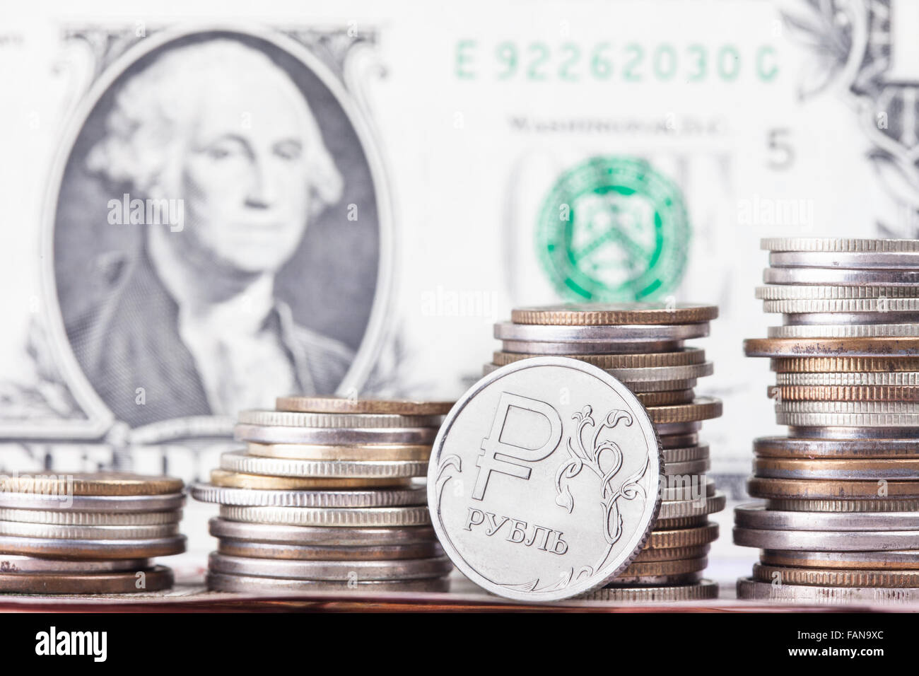 Moneta rublo sullo sfondo della banconota del dollaro e pile di denaro Foto Stock