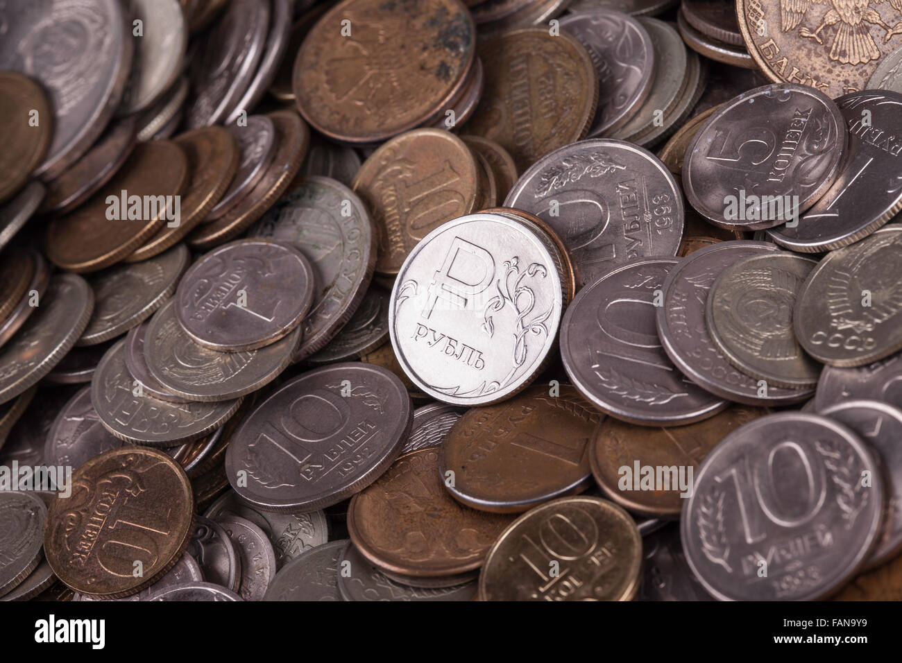 Moneta Rublo tra molte altre monete Foto Stock
