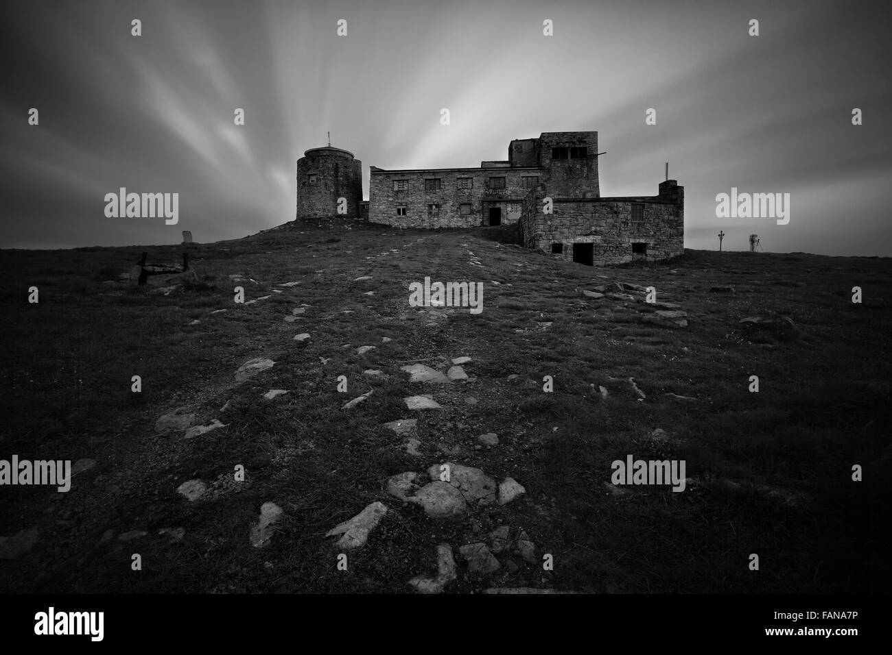 Il vecchio castello scuro rovine Foto Stock