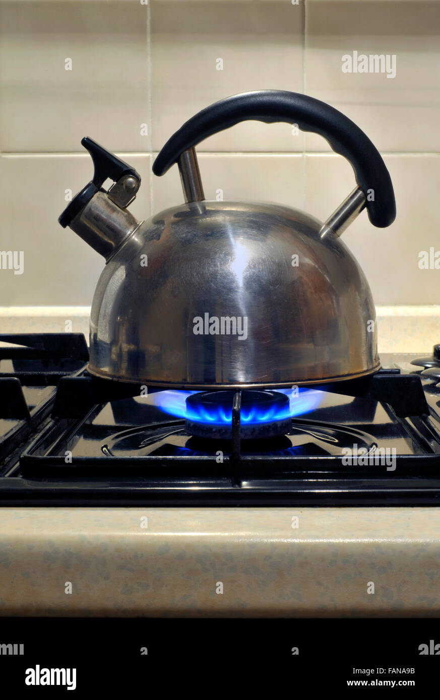 L'acqua in ebollizione in un pentolino su un piano cottura a gas forno  anello Foto stock - Alamy