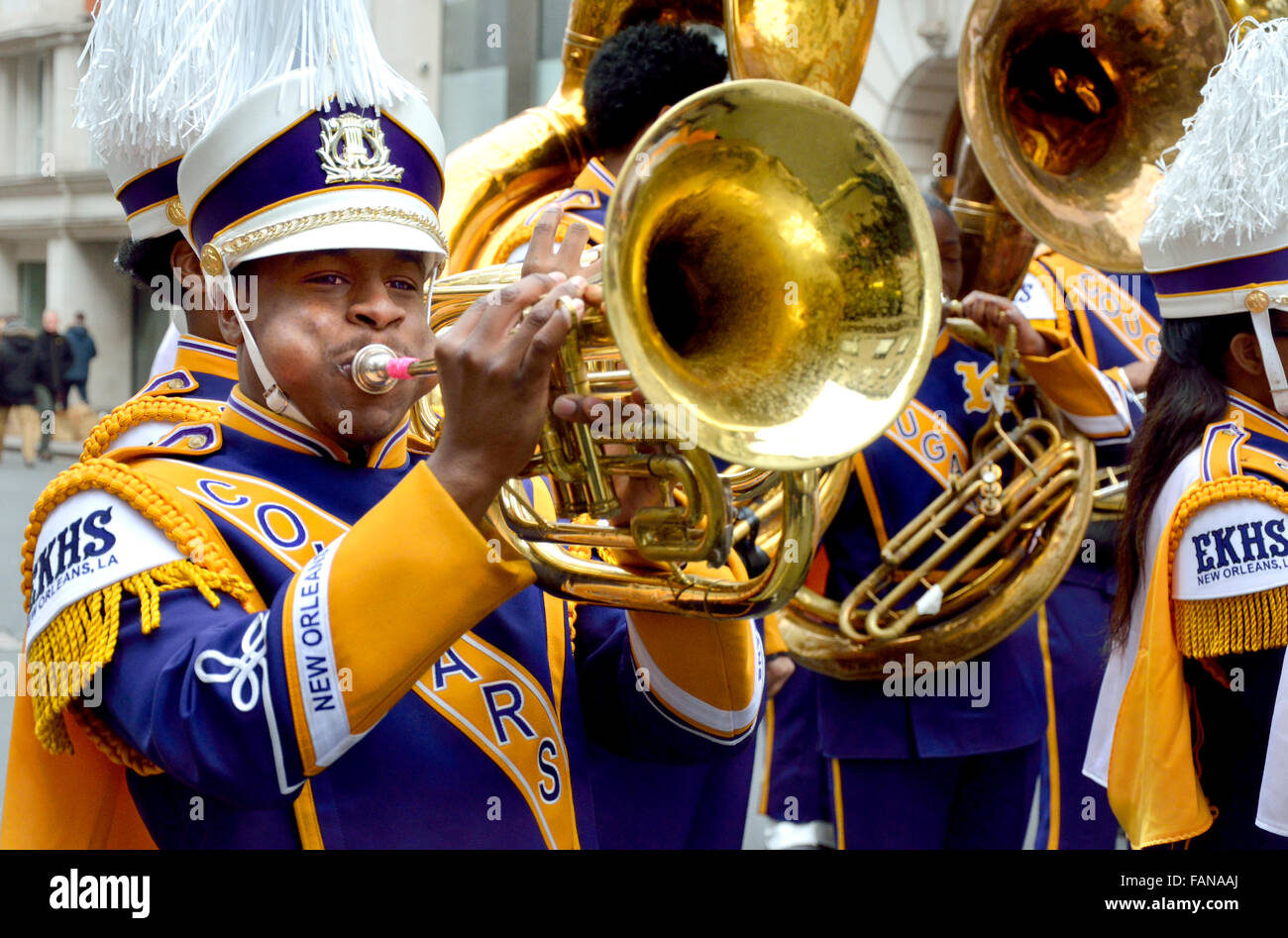 Londra, Regno Unito. Il giorno di Capodanno parade 1 gen 2016. Marching Band - Edna Karr High School Cougar band di New Orleans. Flicorno Foto Stock