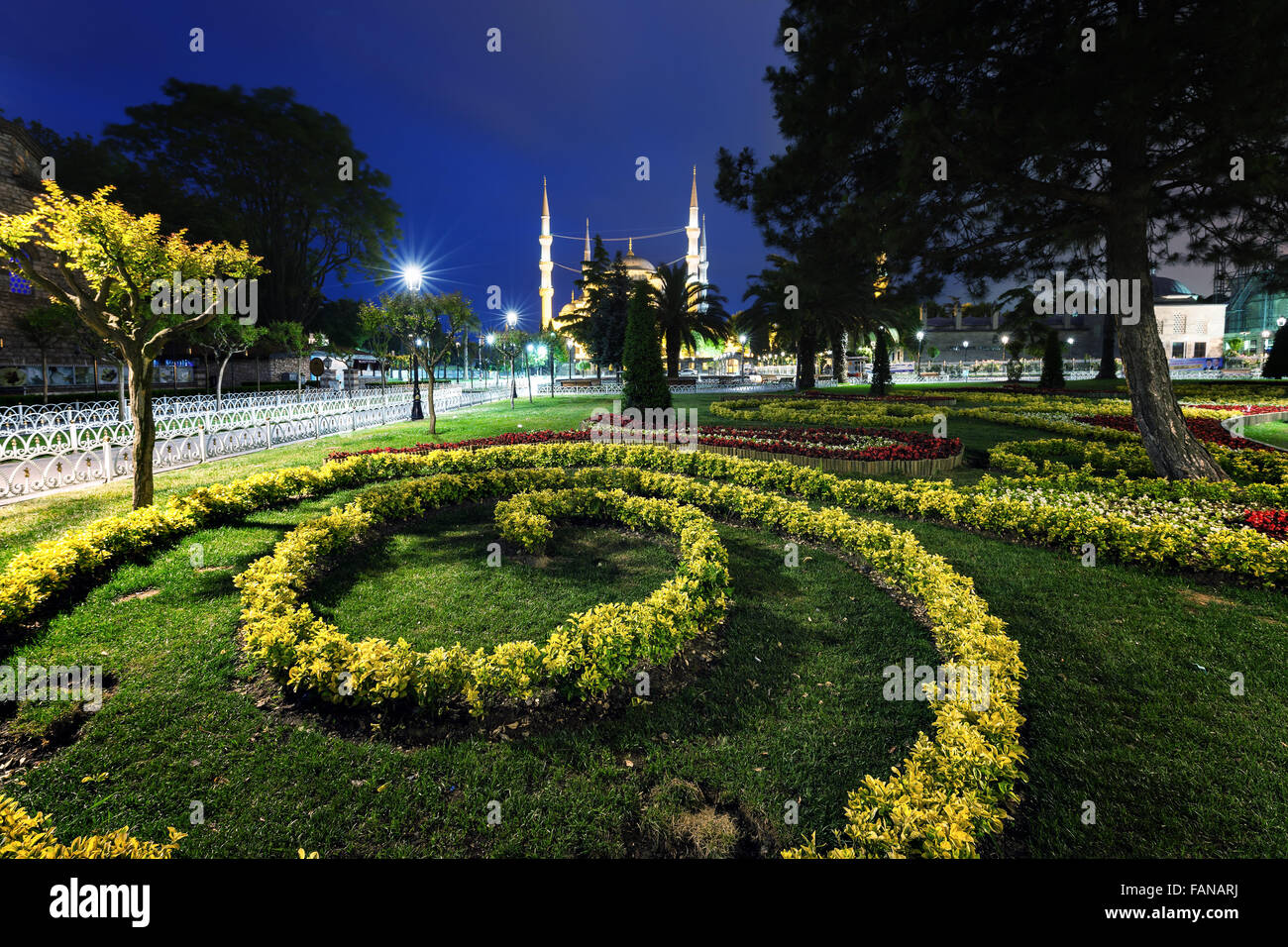 Notte al parco della città e la Moschea Blu; Istanbul, Turchia Foto Stock