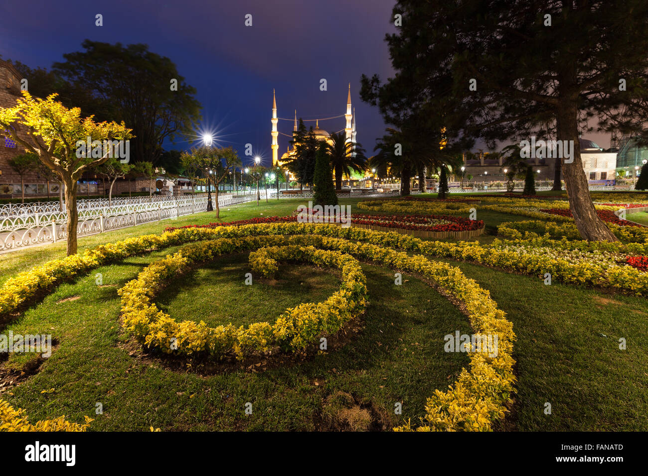 Notte al parco della città e la Moschea Blu; Istanbul, Turchia Foto Stock