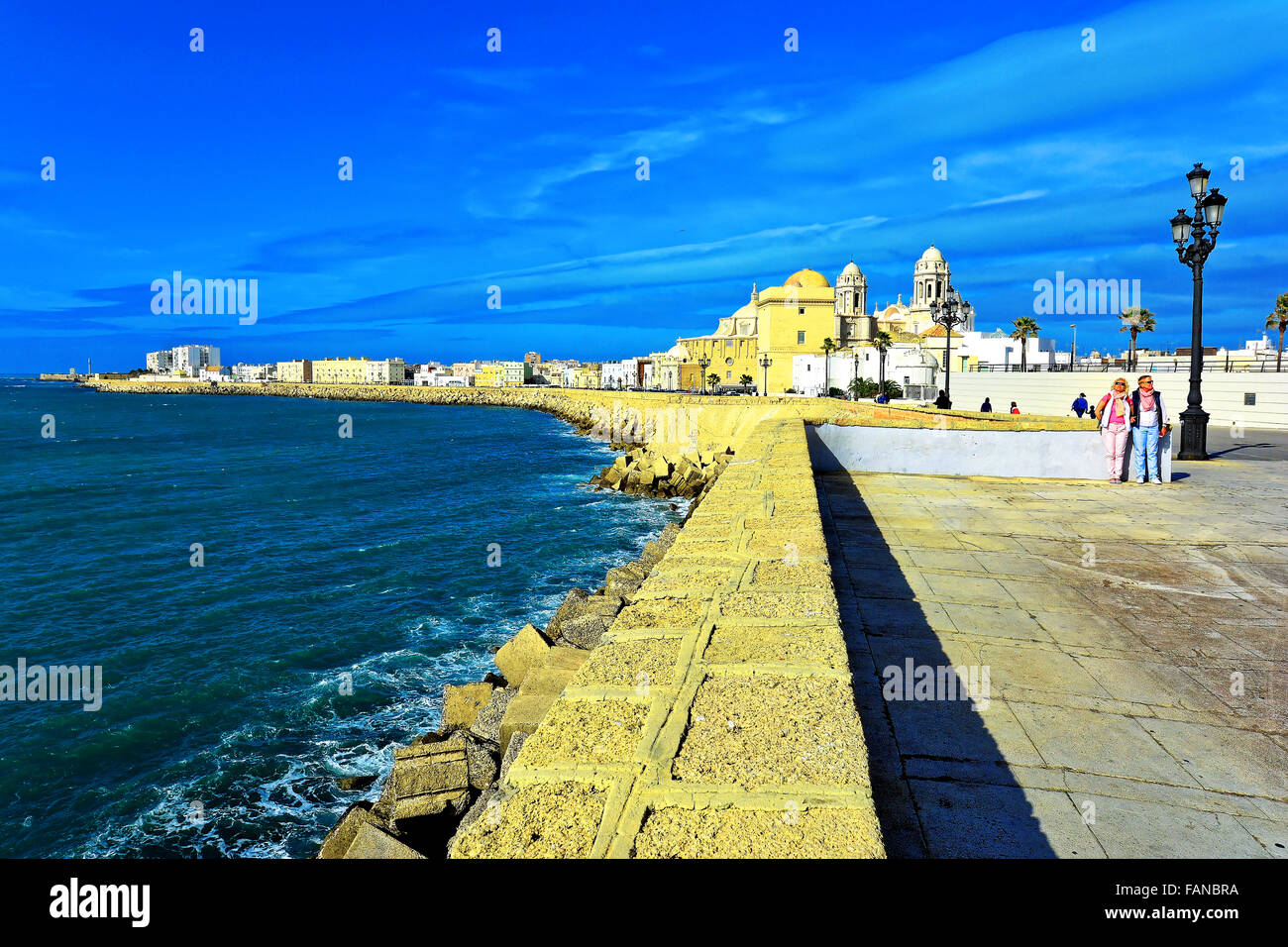 Cadiz Spagna città storica promenade parete di cielo blu Foto Stock