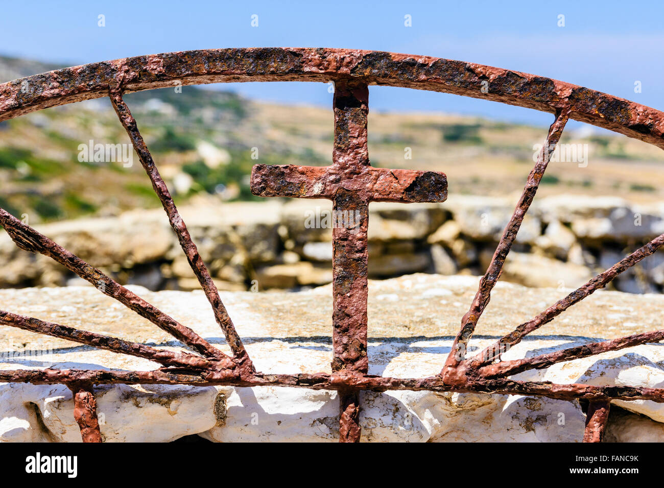 Piccola croce arrugginito dettagli su una vecchia porta di metallo presso la chiesa di Agios Savvas, Folegandros, Grecia Foto Stock
