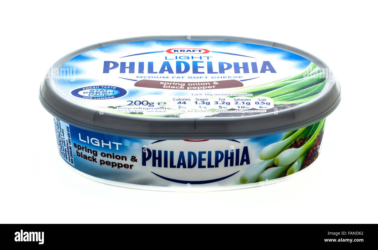 Philadelphia medie Fat Formaggio a pasta morbida con cipollina & pepe nero su sfondo bianco Foto Stock