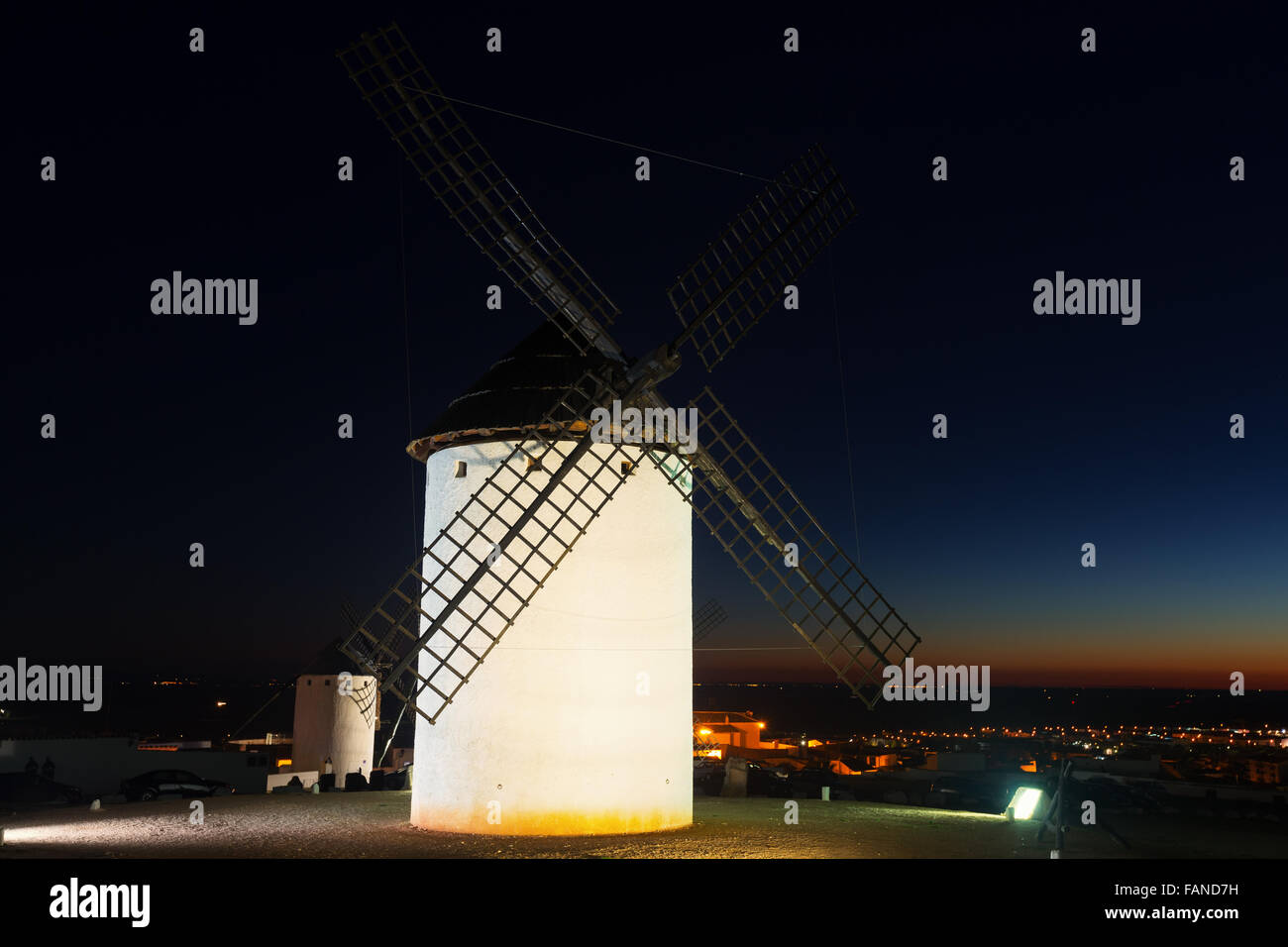 Gruppo di mulini a vento in campo nella notte. La Mancha, in Spagna Foto Stock