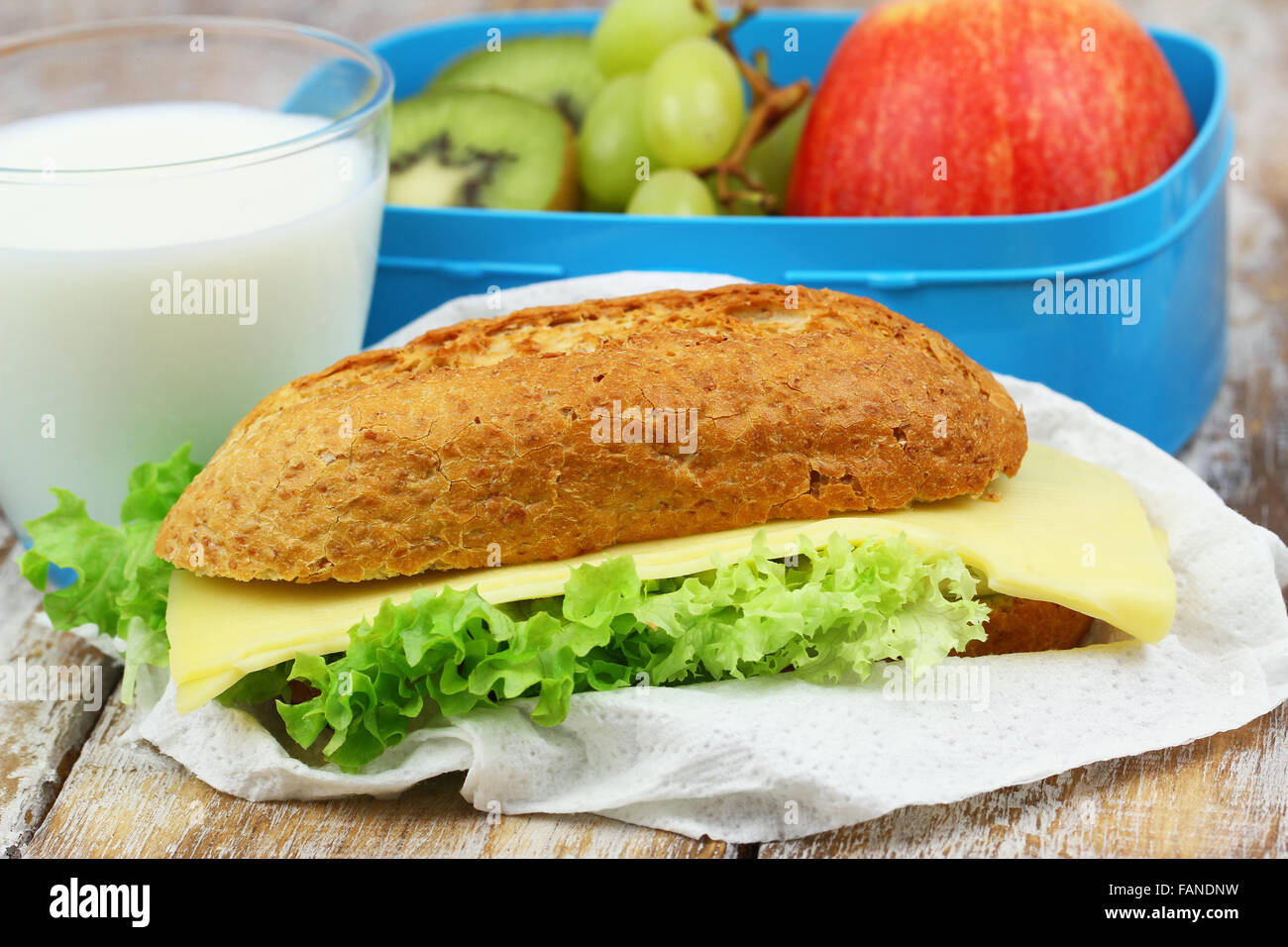 Pane marrone panino al formaggio, con lattuga, primo piano Foto Stock