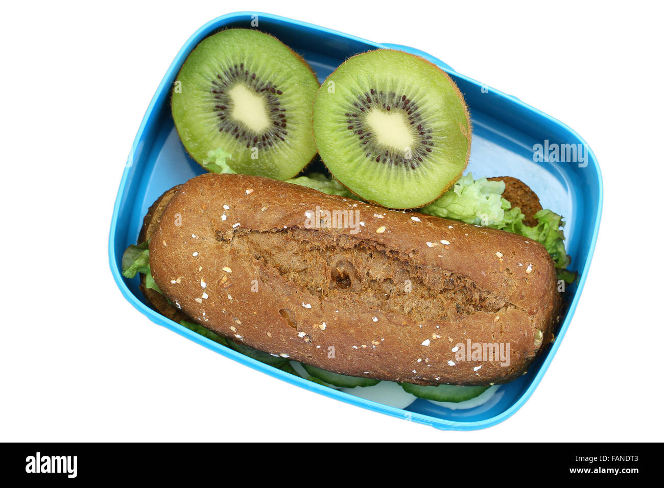 Scuola di sano pranzo scatola contenente marrone sandwich di pane e kiwi isolato su bianco Foto Stock