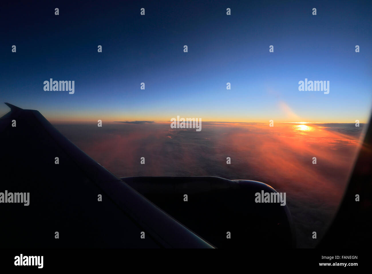 Vista tramonto da una finestra di aeroplano Foto Stock