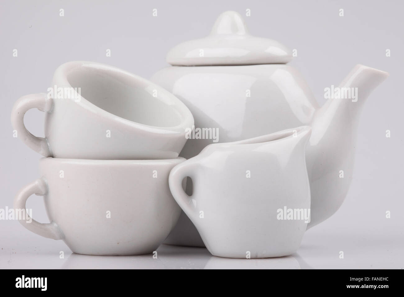 Set di oggetti in ceramica su sfondo bianco Foto Stock