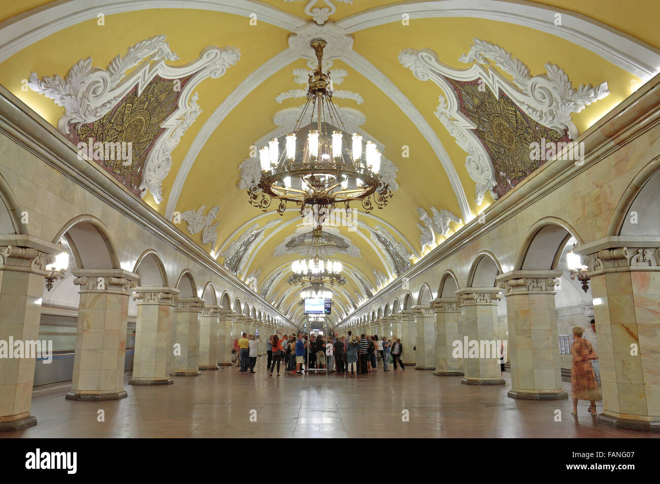 Il concourse tra piattaforme nella stazione Komsomolskaya alla metropolitana di Mosca Mosca, Russia. Foto Stock