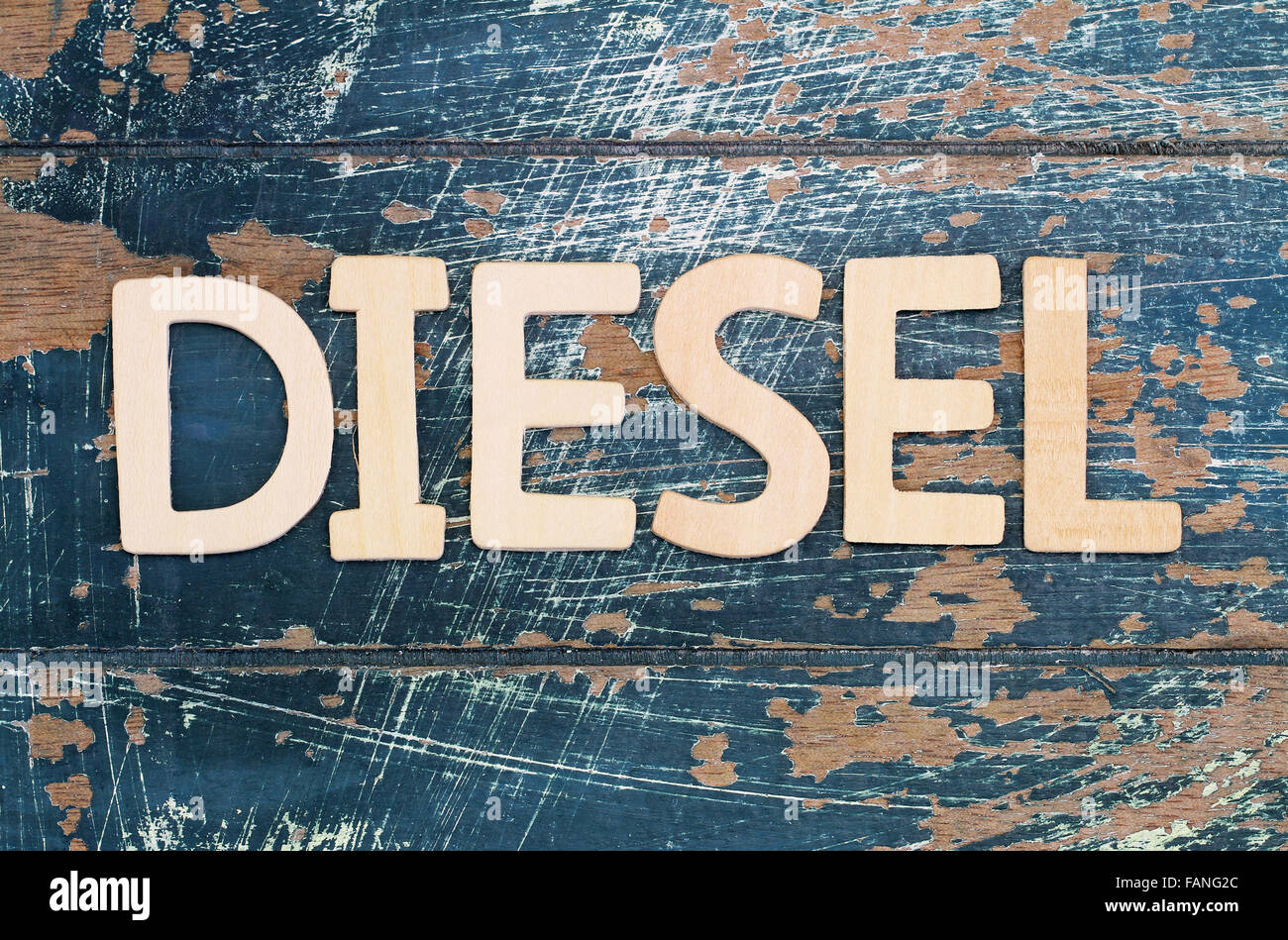 La parola scritta diesel con lettere in legno sulla superficie rustico Foto Stock