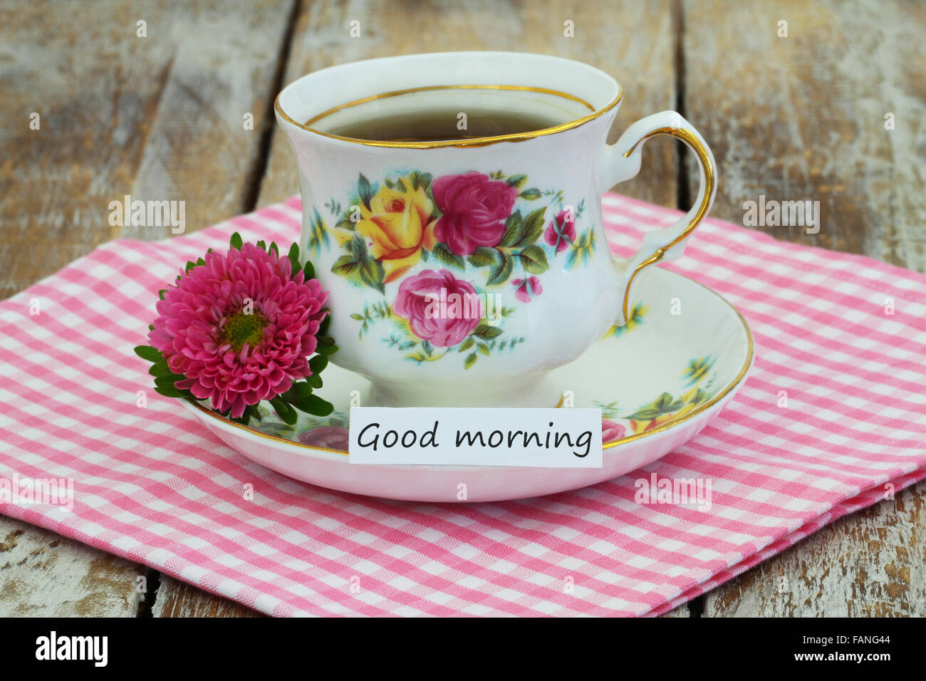 Buona mattina card con tè in tazza vintage e rosa daisy Foto Stock