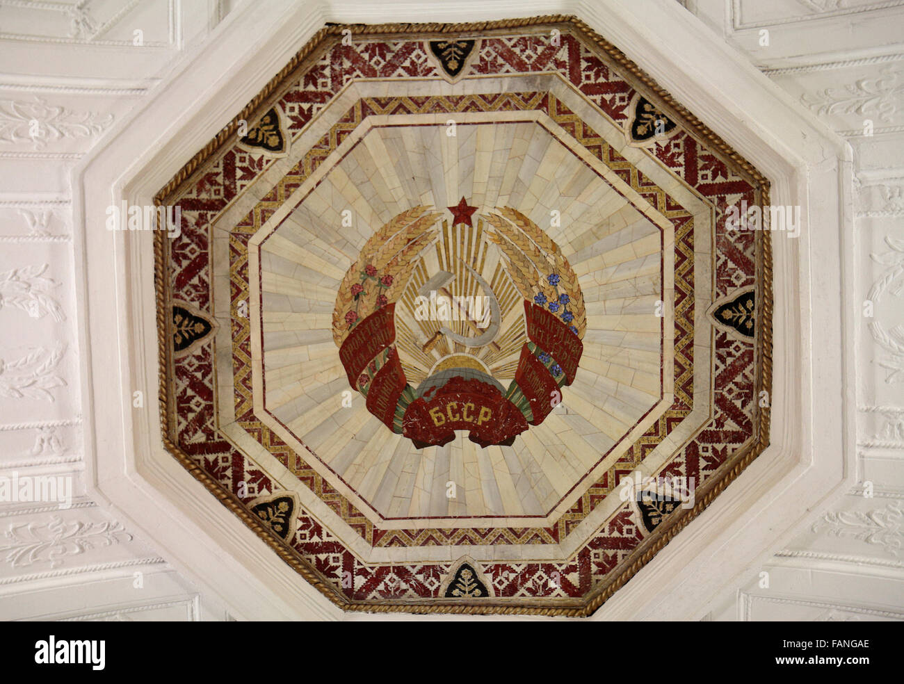 Il mosaico del soffitto in una stazione della metropolitana di Mosca Mosca, Russia. Foto Stock