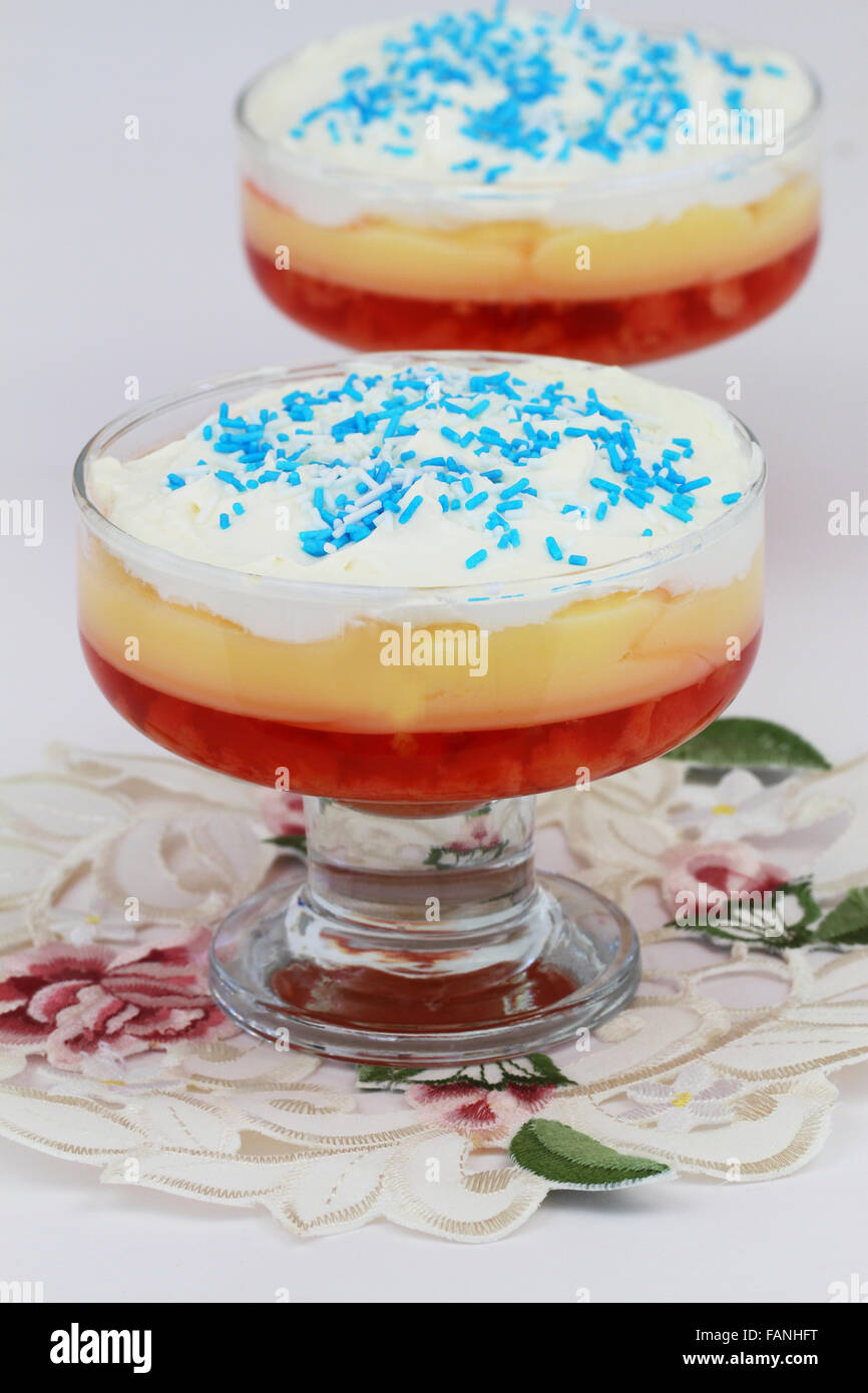 Tradizionale zuppa di fragole dessert con panna montata e blu granelli di zucchero Foto Stock