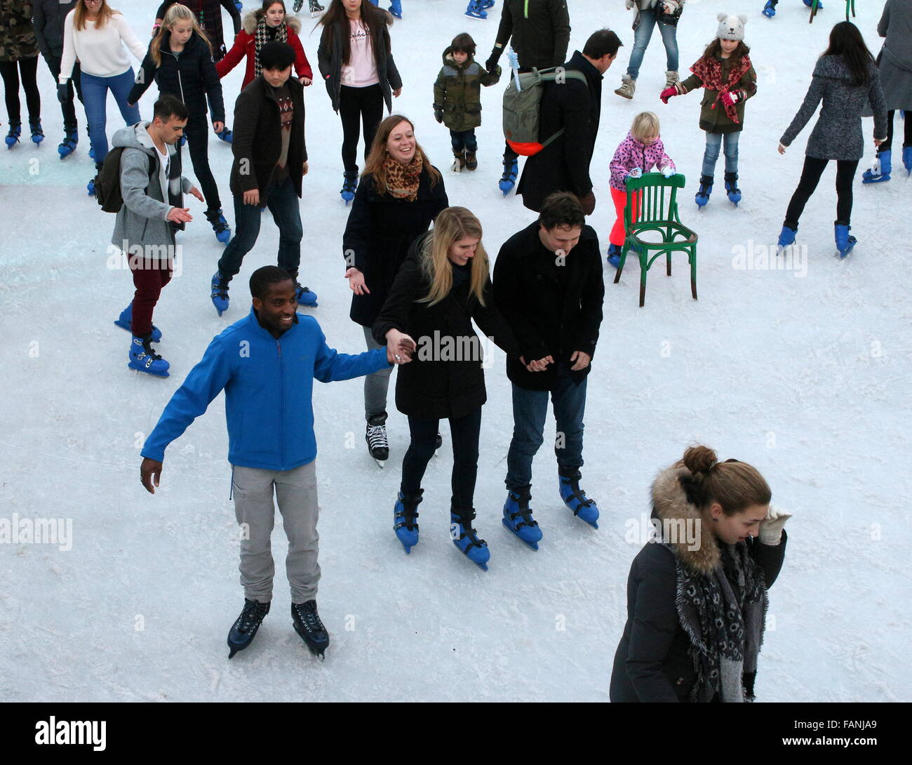 Perdita di persone di pattinaggio presso la pista di pattinaggio sul Museumplein (Museum Square) vicino al Rijksmuseum Amsterdam, Paesi Bassi Foto Stock