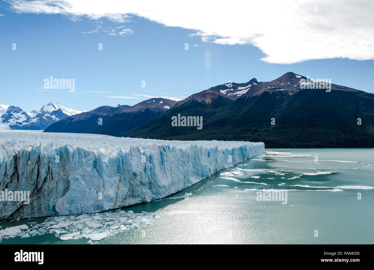 Ghiacciaio Perito Moreno scogliere su acqua Perito Moreno National Park, Patagonia, Argentina, Sud America Foto Stock