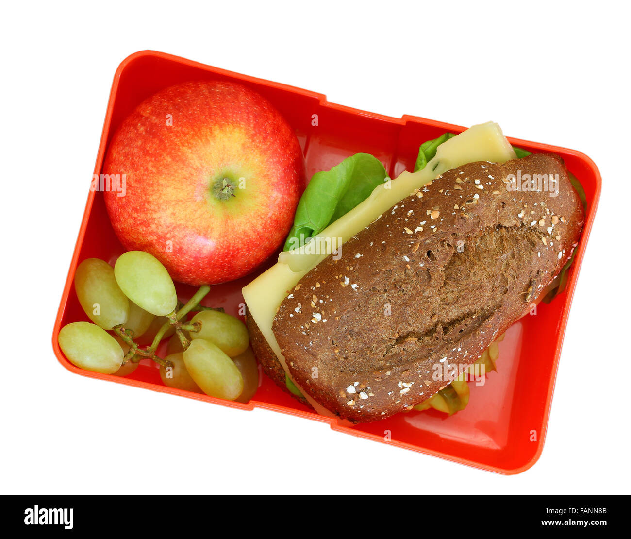 Pranzo sano scatola contenente formaggio marrone rotolo, mela rossa e uva isolato su bianco Foto Stock