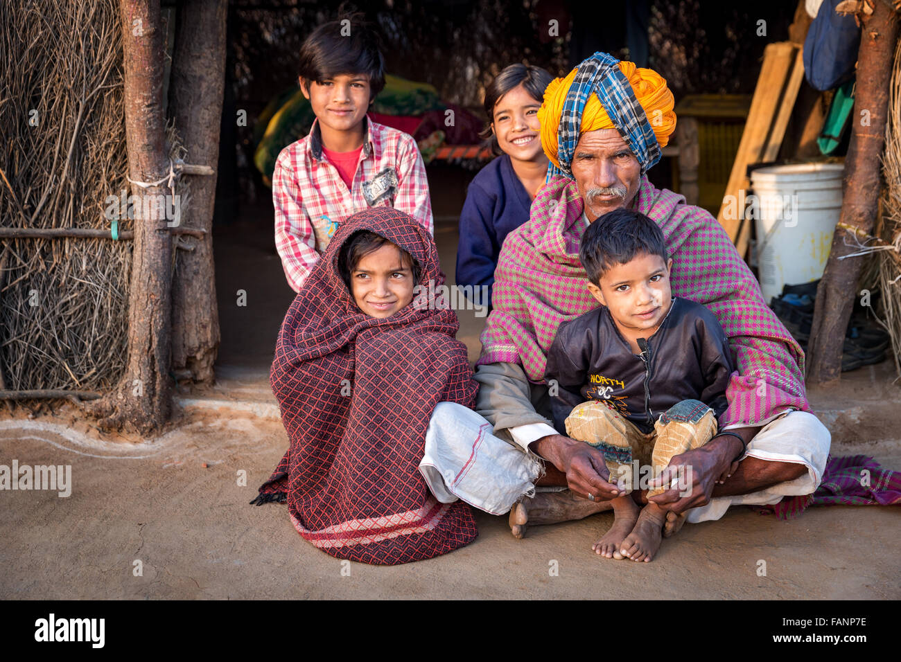 Povera famiglia indiana davanti alla loro casa, Pushkar, Rajasthan, India Foto Stock