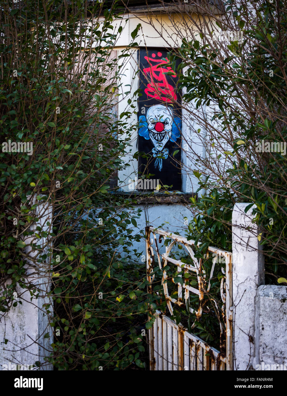 Scary clown pittura murale in casa abbandonata a Belfast Foto Stock