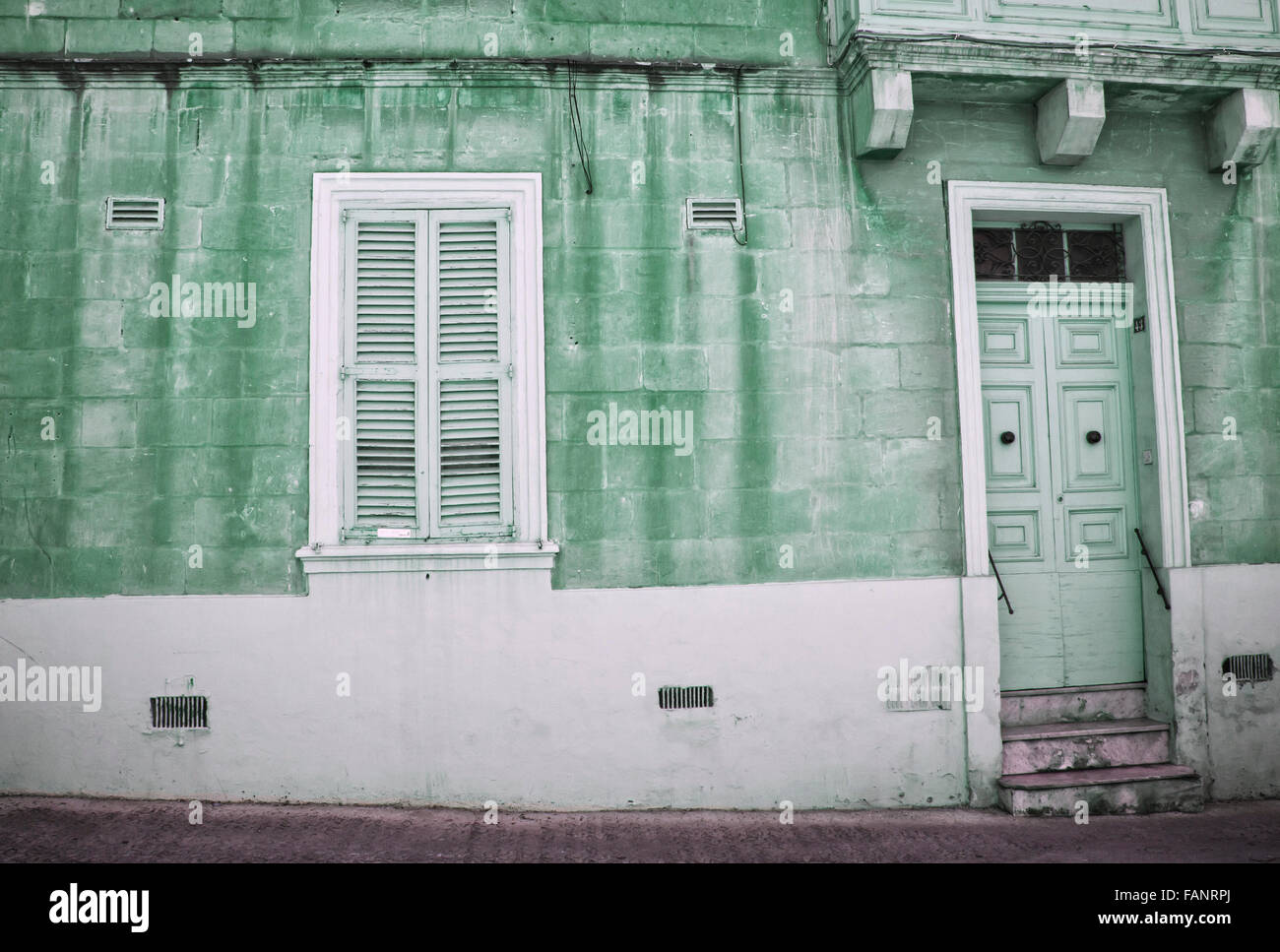 Una zecca coured weathered house nel Mediterraneo Foto Stock